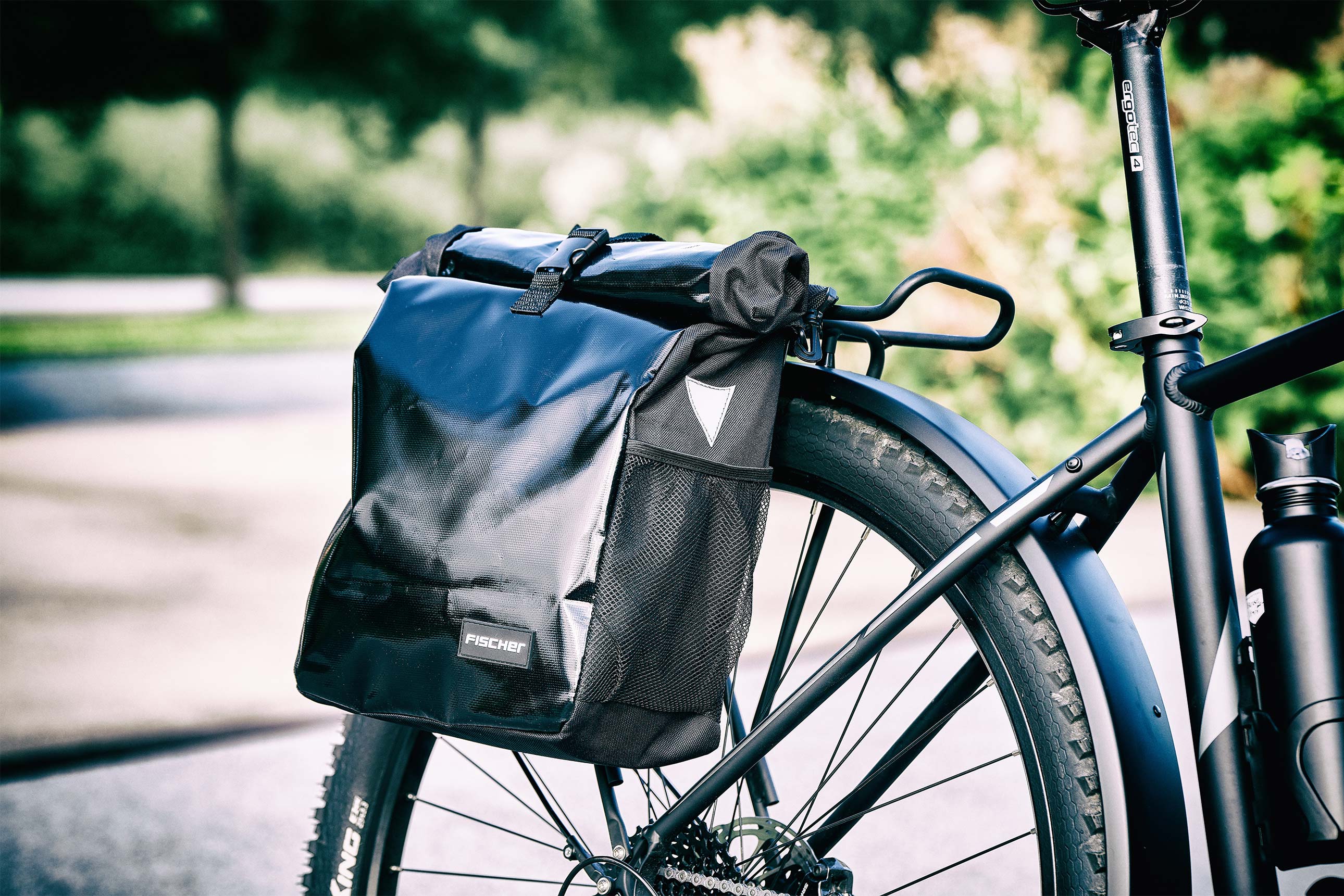 Gepäckträgertasche an einem E-Bike für lange Touren